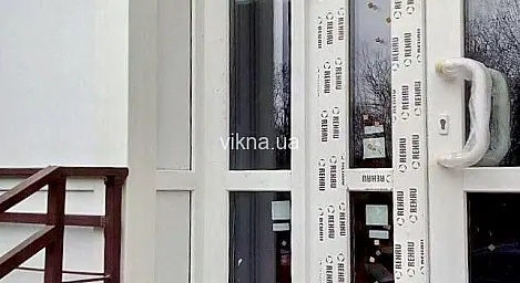 Надійні вхідні двері Rehau для магазину - головне фото